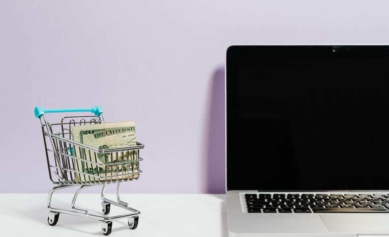 Sales assistant recommending an additional product to a customer at checkout, representing upselling and cross-selling techniques